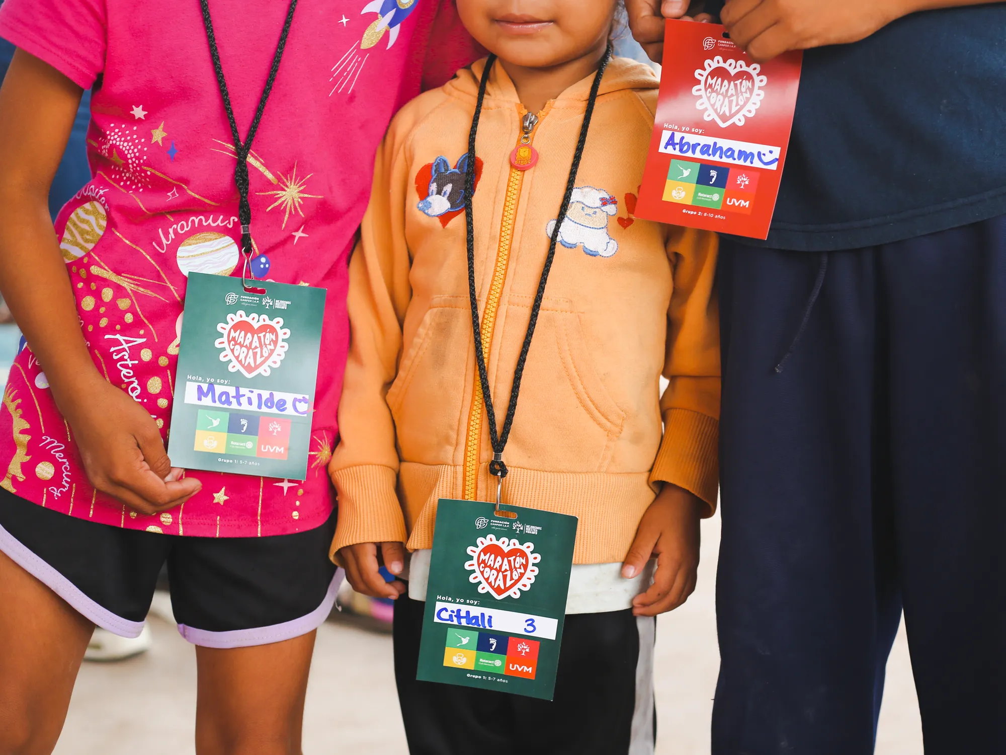 Niños con sus gafetes de Maratón Corazón
