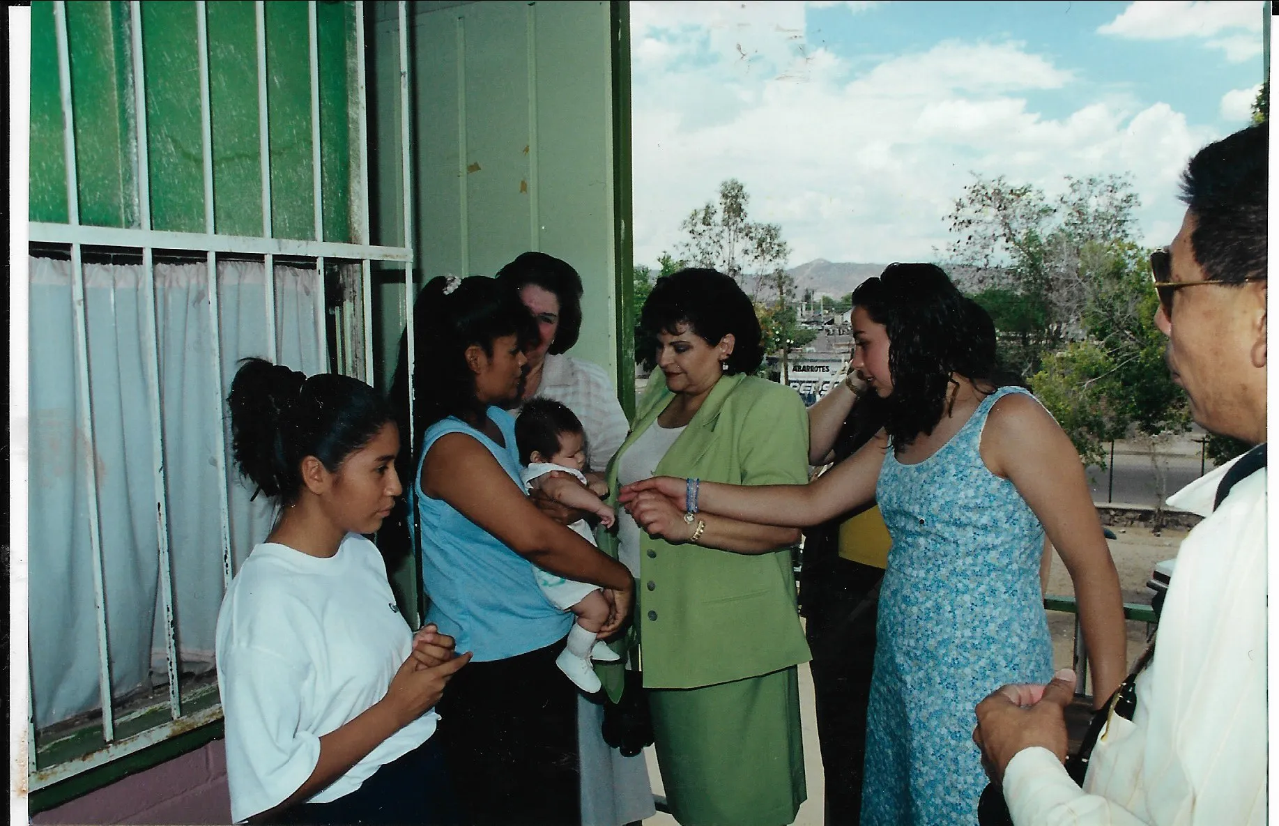 Marcela Fernández saludando a niño beneficiario