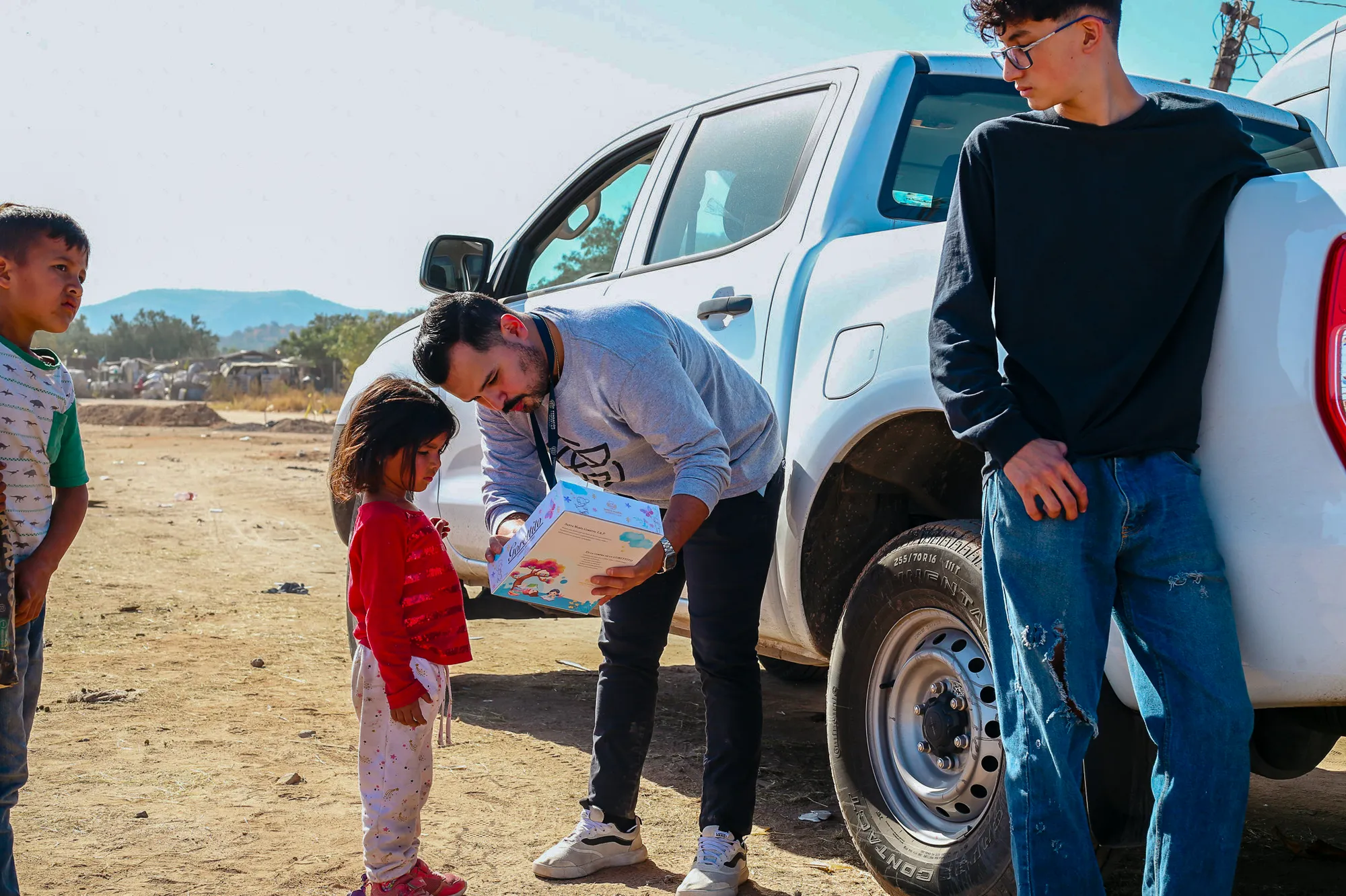 Voluntario de Fundación Ganfer entregando apoyo a niña