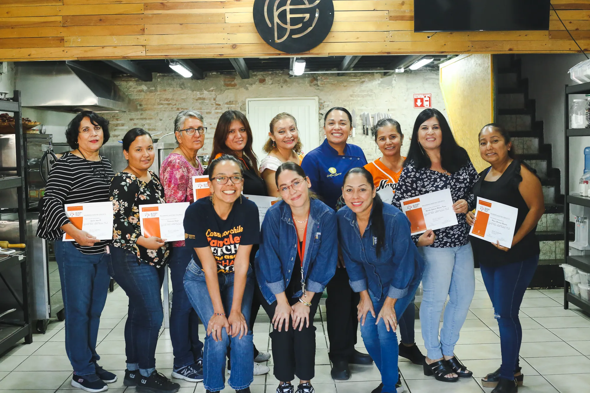 Egresadas del programa Mejoremos Nuestra Vida con sus certificados