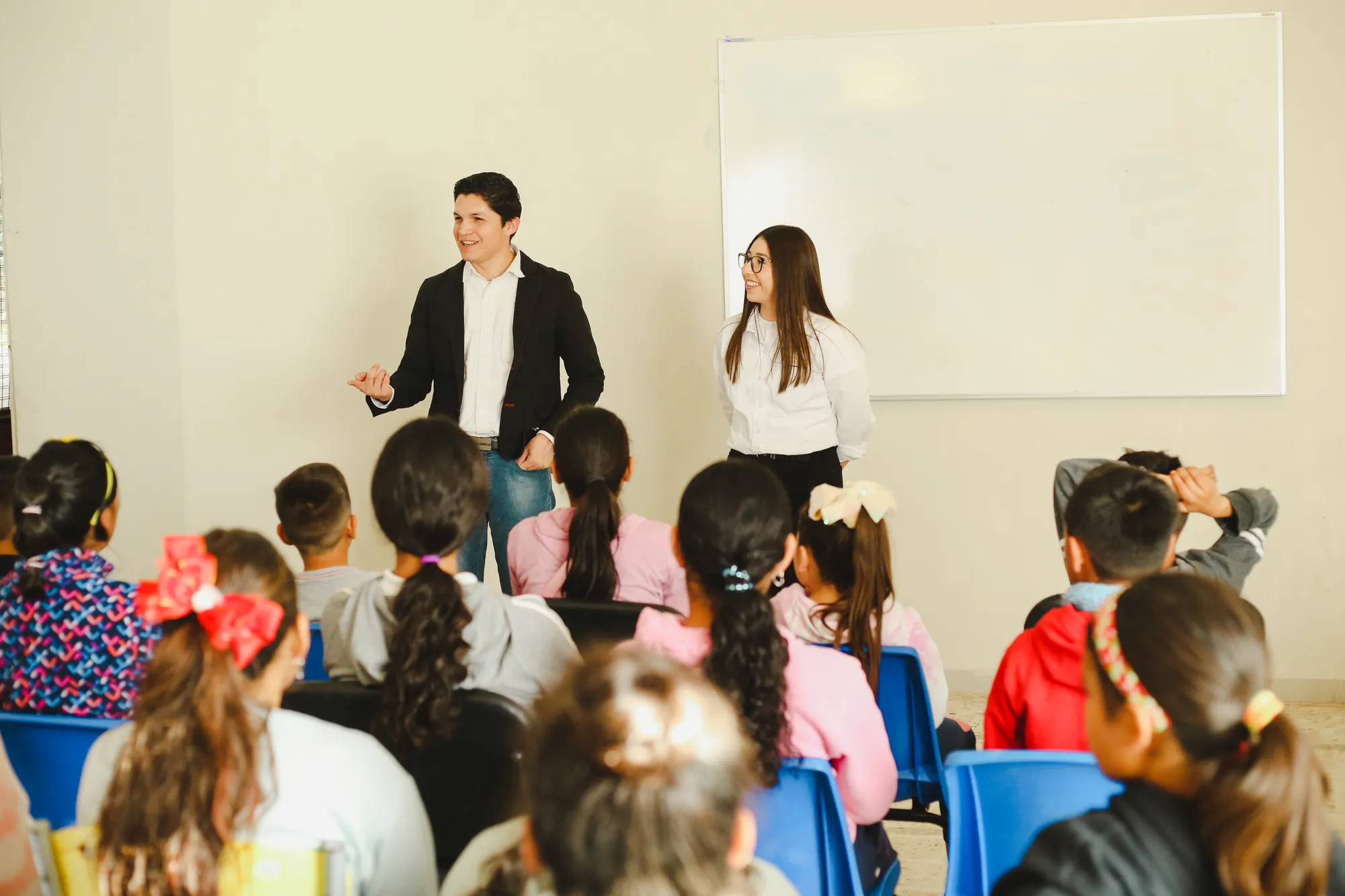Voluntarios de Santa María Goretti dando clase